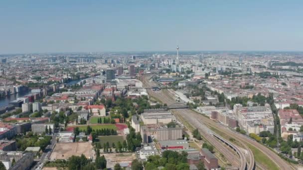 Veduta aerea del binario principale che conduce attraverso la grande città. Fernsehturm torre TV in lontananza. Berlino, Germania — Video Stock