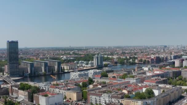 Над городским районом пролетает форвард к реке Шпрее. Комплекс высотных зданий Трептауэр на берегу реки. Берлин, Германия — стоковое видео