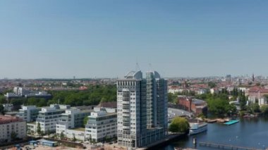 Forvetler Spree nehri yakınındaki İkiz Kuleler 'e uçuyor. Bir çift modern yüksek bina. Açık gökyüzü güneşli bir gün. Berlin, Almanya