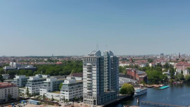 Voorwaarts vliegen naar kantoorgebouw Twin Towers door Spree rivier. Een paar moderne hoge gebouwen. Zonnige dag met heldere lucht. Berlijn, Duitsland — Stockvideo