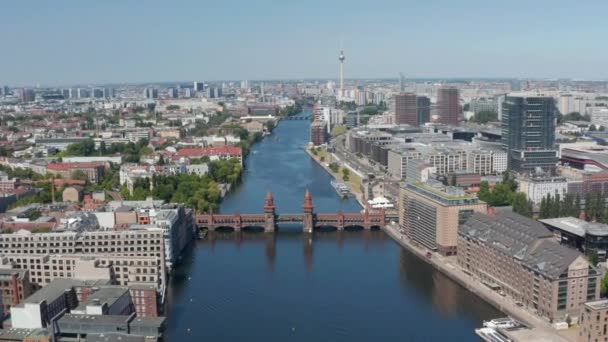 Przechyl materiał filmowy z mostu Oberbauma. Wysoki kąt widzenia historycznego mostu dwupokładowego nad rzeką Szprewą. Berlin, Niemcy — Wideo stockowe