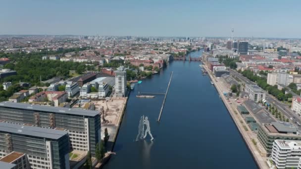 Revelación hacia atrás del complejo de edificios Treptower. Vista aérea del río Spree que fluye tranquilamente por la ciudad. Berlín, Alemania — Vídeo de stock