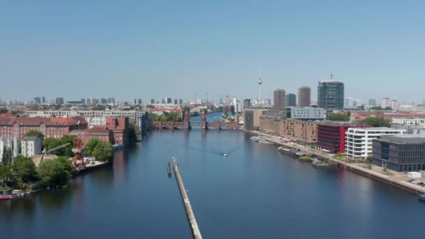 Framåt avslöjar dubbeldäckad Oberbaum bro. Gamla bron över floden Spree. Stadsbild med Fernsehturm i bakgrunden. Berlin, Tyskland — Stockvideo