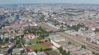 Yukarı kaldır ve şehir manzarasını göster. Büyük şehrin havadan görünüşü, çok kanallı demiryolu hattı kentsel çevreden geçiyor. Berlin, Almanya