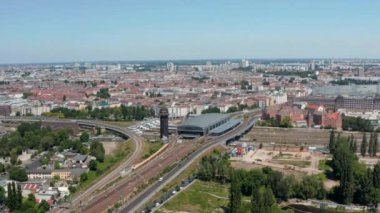 Berlin Ostkreuz tren istasyonunun hava görüntüsü. Trenler farklı yönlere hareket ediyor. Toplu taşıma altyapısı. Berlin, Almanya