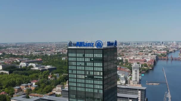Obíhá kolem vysoké moderní budovy s reklamou. Letecký pohled na městskou čtvrť. Berlín, Německo — Stock video