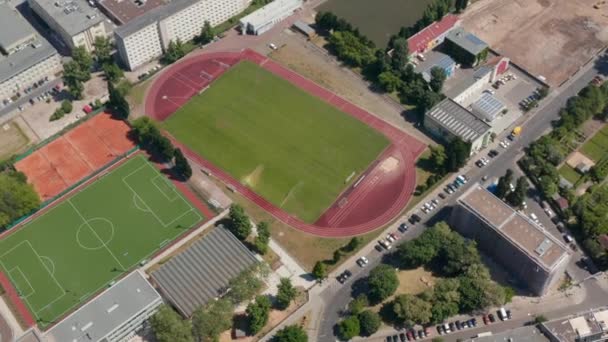 Rückwärts zeigt sich das Sportzentrum. Luftaufnahme des Gebiets für verschiedene Sportarten, Fußballplatz, Tennisplätze und Sportplatz. Berlin, Deutschland — Stockvideo