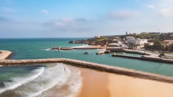 Aerial hiper-lapse portu Lagos w pobliżu niesamowitej linii brzegowej plaży przez Lagos, Portugalia, Dron wschodząca lalka w, słoneczny dzień, Hyperlapse — Wideo stockowe