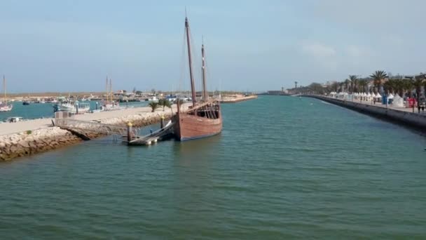 Lagos liman kanalı. Portekiz karavanı rıhtımda demirli. Hava aracı Portekiz 'de, suyun üzerinde uçuyor. — Stok video