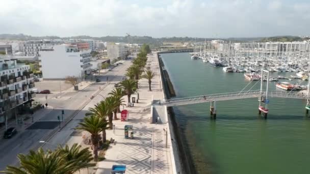 Vista aérea de las calles del Algarve de Lagos, descenso de drones hasta el canal del puerto, Portugal, día — Vídeo de stock