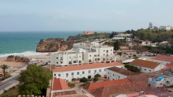 Боковой вид с дрона на город Лагуш, недалеко от сенсационного пляжа, Португалия, день — стоковое видео