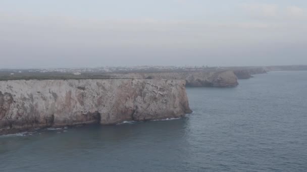 Sensacyjny widok z lotu ptaka z Portugalii piękno skaliste wybrzeże urwiska w Lagos Algarve, rondel, pochmurny dzień — Wideo stockowe