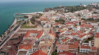 Portekiz, Lagos 'taki Igreja de Santo Antonio kilisesine doğru ilerleyen hava aracı, arka planda deniz kıyıları, gün...
