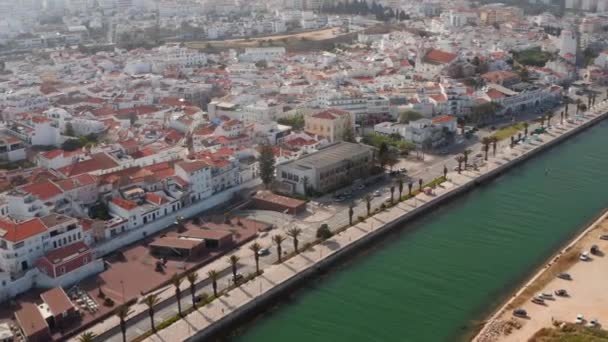 Portekiz, Lagos 'taki Avenida dos Descobrimentos caddesinin hava görüntüsü, yanlamasına uçan insansız hava aracı şehir manzarasını gün ışığına çıkarıyor. — Stok video