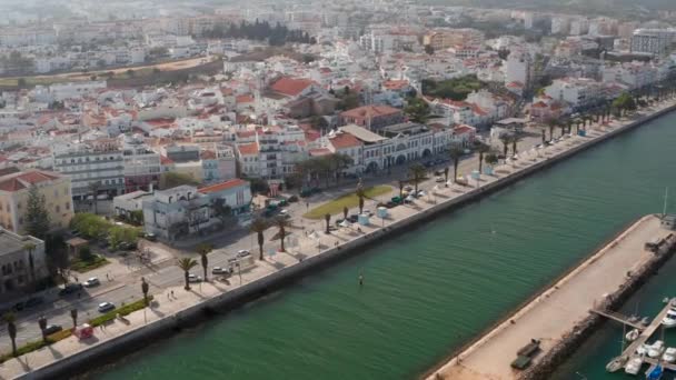 Drone aéreo voando acima do mar cannal de água no porto de Lagos, Portugal, dolly em, dia — Vídeo de Stock