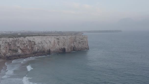 Häpnadsväckande utsikt över den fantastiska klippan Lagos Algarve, Portugal, dolly in, molnig dag — Stockvideo