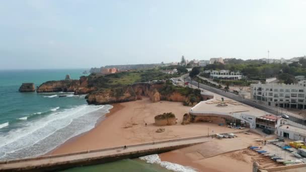 Hava aracı Lagos, Algarve 'de paradisiac sahil sahilinde ilerliyordu. Limandan geçen bisikletçi. — Stok video