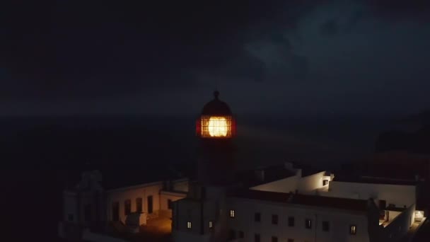 Indah pesawat tak berawak pandangan Ponta da Piedade Lighthouse di Lagos Algarve, Portugal pada senja hari, lingkaran pan — Stok Video