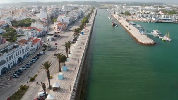 Vista aérea del dron de la pintoresca ciudad de Lagos Algarve, Portugal, avión no tripulado volando hacia adelante por encima del canal del puerto, día — Vídeos de Stock