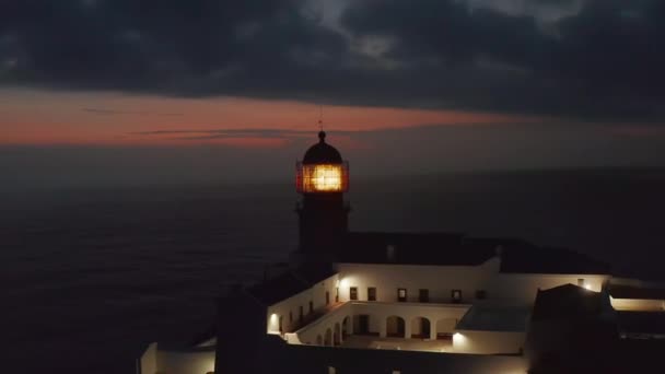 Luchtfoto rond sensationele vuurtoren in Lagos Algarve, Portugal, licht knipperend in de schemering — Stockvideo