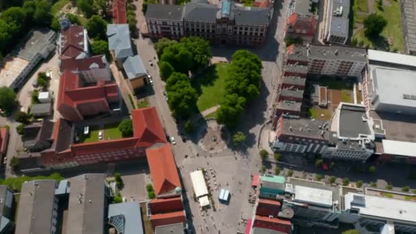 Riprese aeree ascendenti di piazzetta con alberi di fronte all'edificio universitario — Video Stock