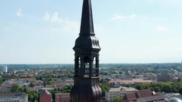 軌道は鐘と教会の尖塔鋼の提灯の周りに撮影しました。都市のパノラマ — ストック動画