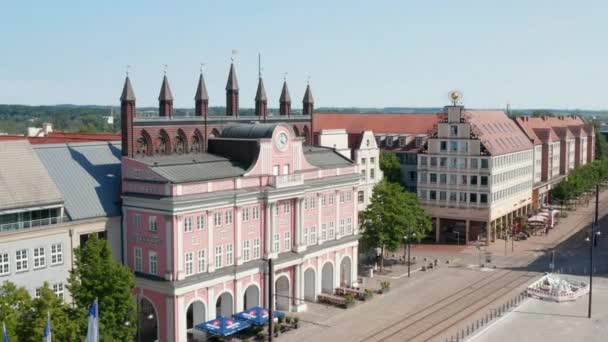 Slide and pan footage of city hall building on Neuer Markt square. Historic centre of hanseatic town — Stock videók