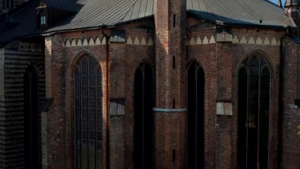 Ανατέλλων πυροβολισμό της εκκλησίας της Αγίας Μαρίας. Κοντινό πλάνο από τούβλα γοτθική πρόσοψη με καμάρες, πυργίσκους και παράθυρα — Αρχείο Βίντεο