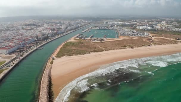 Scénická pláž Lagos v Algarve, Portugalsko. Vzdušný letoun pohled vzad nad oceánem s portugalskou městskou krajinou na pozadí, slunečný den — Stock video