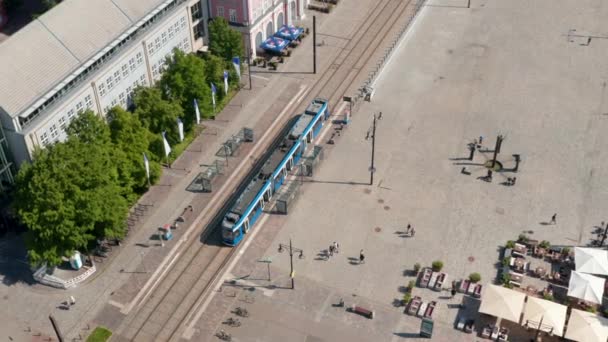 Scendere e inclinare il filmato del tram che lascia la fermata del tram in Neue Markt square. Trasporti pubblici in città — Video Stock