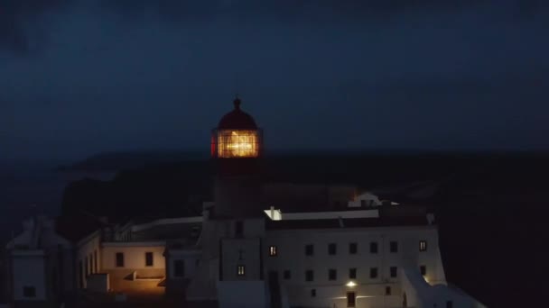 Veduta panoramica drone aereo di faro solitario al tramonto crepuscolo, padella cerchio rivelare sfondo oceano marino, Lagos Algarve, Portogallo — Video Stock