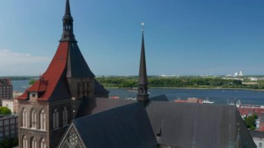 Saint Mary kilisesinin ve etrafındaki binaların tersten görünümü. Ortaçağ Gotik Bazilikası