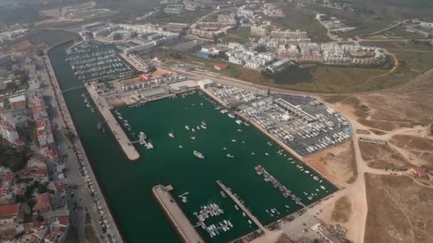 Vista aérea del dron de la Avenida dos Descobrimentos Promenade street con barcos en puerto deportivo, Lagos, Algarve, Portugal, vista aérea de las aves hacia adelante, vista de arriba hacia abajo, día — Vídeo de stock