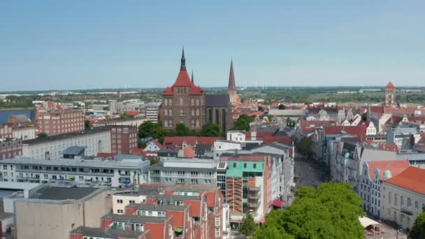 Veduta aerea della città vecchia, in avanti volare alla chiesa di Santa Maria. Grande mattone edificio religioso gotico — Video Stock