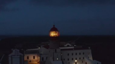Portekiz, Lagos Algarve 'deki tarihi deniz fenerinin muhteşem hava manzarası, daire şeklinde yansıması, nefes kesen deniz manzarası, akşam alacakaranlığı.
