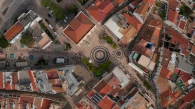 Gil Eanes Meydanı ve çatı evleri Lagos, Algarve, Portekiz 'de, gökkuşları tepeden aşağı bakıyor, insansız hava aracı yükseliyor manzaralı şehir manzarası ortaya çıkıyor.