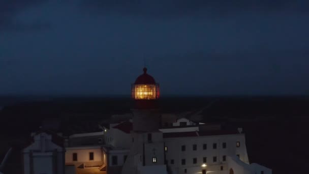 Incroyable vue aérienne du phare historique de Lagos Algarve, Portugal, cercle panoramique dolly révéler paysage marin à couper le souffle, crépuscule soir — Video