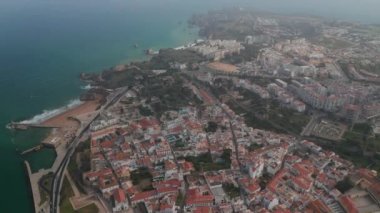 Lagos şehrinin paradisiac kıyı şeridi mesafesi, Algarve, Portekiz, gün boyunca havadan görüntüsü hayret verici.