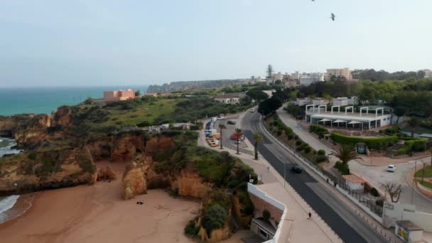 Fantastisk antenn drönare utsikt över den portugisiska kusten, drönare flyger sidledes ovanför vägen i Lagos avslöjar turistattraktion stränder, Algarve, dag — Stockvideo