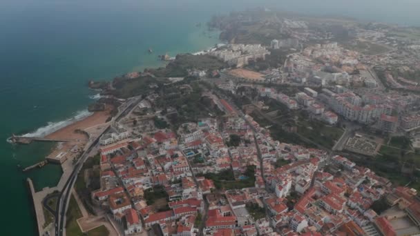 Splendida vista aerea drone del paesaggio della città di Lagos con costa paradisiaca in lontananza, Algarve, Portogallo, tilt up, giorno — Video Stock