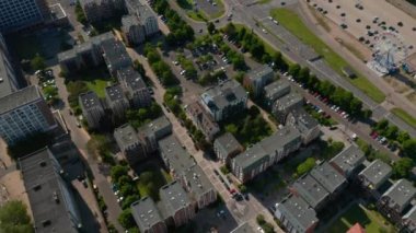 Konutların havadan çekilmiş görüntüleri, geniş nehir ve limana giden yoğun çoklu şeritlerin görüntülerini ortaya çıkarıyor. Şehrin yüksek açılı görünümü