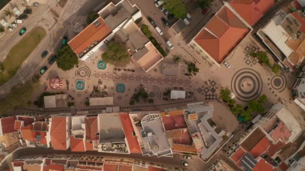 Volatili aerei vista dall'alto verso il basso vista della piazza Gil Eanes a Lagos, Algarve, Portogallo, drone in aumento, giorno — Video Stock