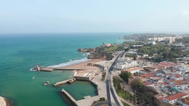 Increíble vista aérea del dron de la costa del mar de Lagos, dron volando sobre la ciudad con horizonte oceánico de fondo, día — Vídeo de stock