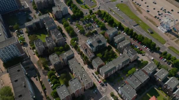 Imágenes aéreas de la urbanización, inclinación hacia arriba revelan de ancho río y ocupado camino de varios carriles que conducen a la orilla del mar. Vista de ángulo alto de la ciudad — Vídeo de stock