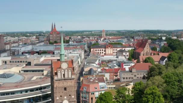 Forwards fly above buildings in old town from Kropeliner Tor to University buildings and Saint Mary church — Stockvideo