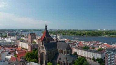İleri, Saint Mary kilisesinin üzerinden deniz kıyısına doğru uçar. Ortaçağ Gotik Bazilikası