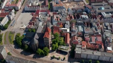 Tarihi şehir merkezindeki Saint Mary Kilisesi 'nin havadan görünüşü. Bazilikanın yörünge çekimi. Tramvay belediye binasında duruyor.