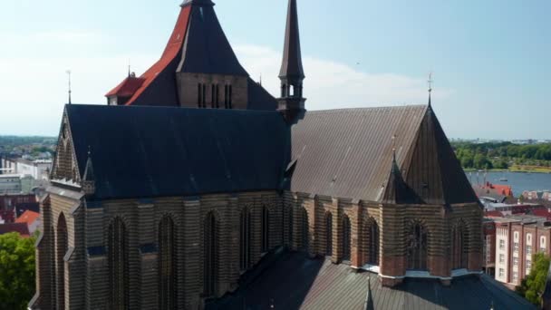 Slide e pan filmagem de um grande edifício religioso. Voando em torno da igreja de Saint Marys — Vídeo de Stock
