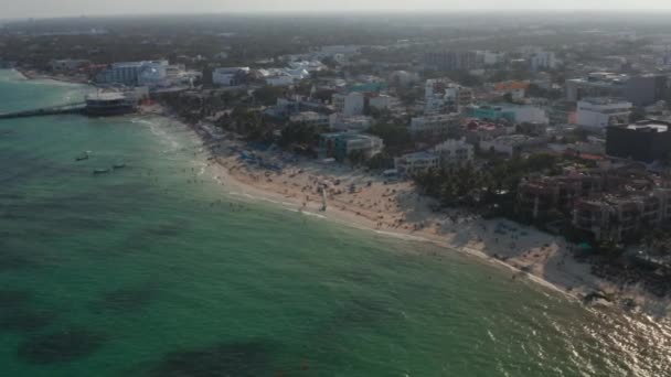 Αεροφωτογραφία της αμμώδους παραλίας και θέρετρο διακοπών στην Playa del Carmen, Μεξικό. Τροχιά γυρίστηκε πάνω από την Καραϊβική Θάλασσα κατά τη διάρκεια του ηλιοβασιλέματος — Αρχείο Βίντεο