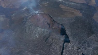 Fagradalsfall koni volkanik yarık püskürmesi, gaz salınımı. İzlanda 'da volkan gibi geriye ve ileriye doğru uçan hava aracının görüntüsü.